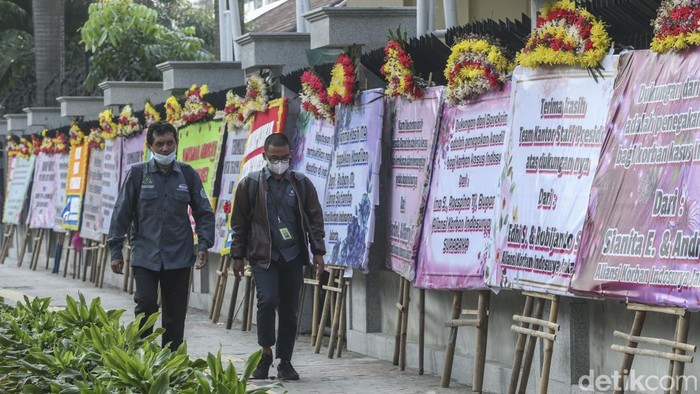 Anggota Koperasi Simpan Pinjam (KSP) Indosurya yang tergabung dalam Aliansi Korban Indosurya mengirimkan 67 papan bunga ke Kejagung, Kamis (25/5/2023).