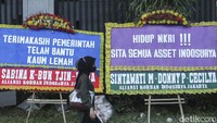 Karangan bunga tersebut berisikan ungkapan terima kasih kepada para penegak hukum atas putusan terhadap Henry Surya.
