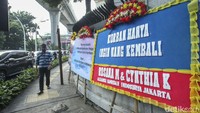 Warga beraktivitas di depan Kejaksaan Agung, Jakarta, Kamis (25/5/2023). 