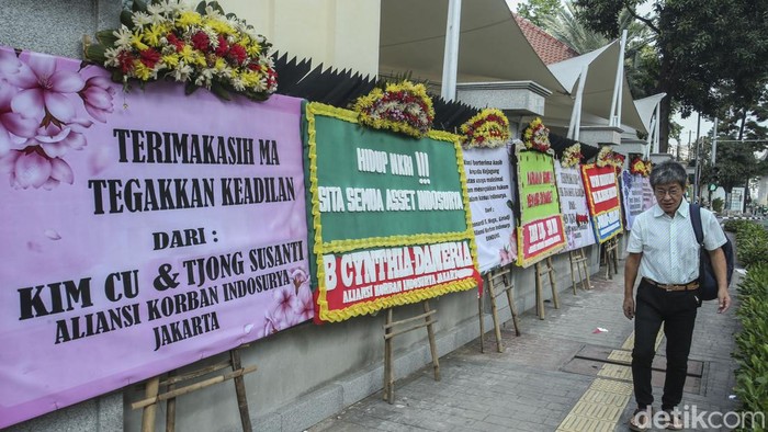 Korban Indosurya Kirim Karangan Bunga ke Kejagung Anggota Koperasi Simpan Pinjam (KSP) Indosurya yang tergabung dalam Aliansi Korban Indosurya mengirimkan 67 papan bunga ke Kejagung, Kamis (25/5/2023).