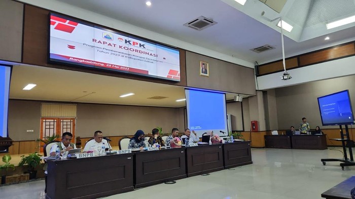 KPK mendatangi Pemkab Lebak di Rangkasbitung. Kedatangan KPK salah satunya membahas relokasi korban bencana banjir bandang tahun 2020 yang belum selesai. (dok Ist)