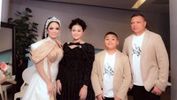 Raul Lemos, Amora dan Kellen juga turut hadir di sana. Foto: instagram Kris Dayanti