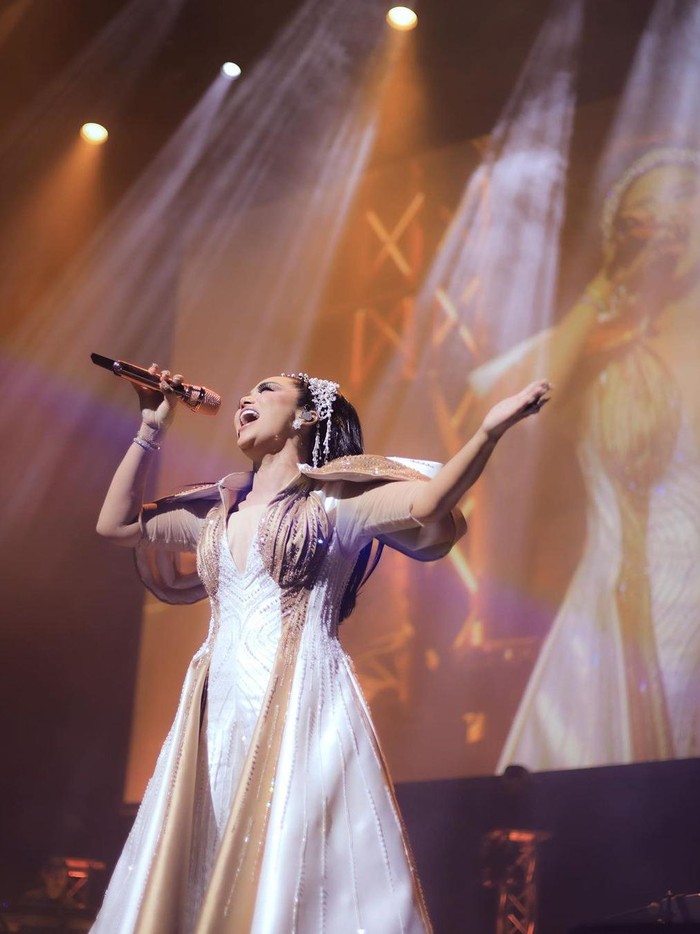 Kris Dayanti Kris Dayanti sukses gelar konser di Singapura.