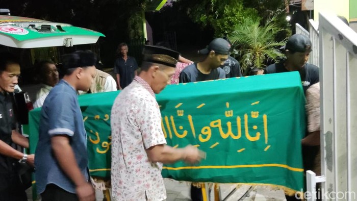 Prosesi pemakaman Kuwat Santosa, korban Mbah Slamet dukun pengganda uang, Kamis (25/5/2023).