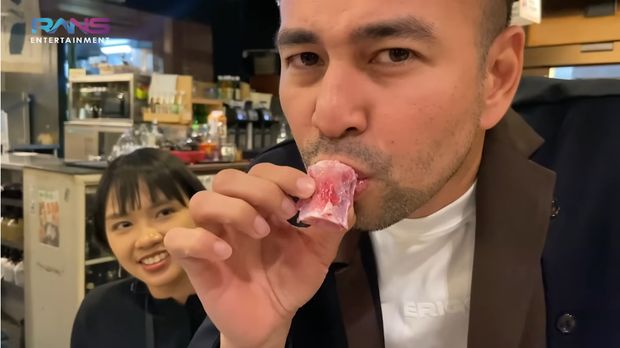Raffi Ahmad dan Nagita Slavina ikut lelang tuna di restoran Taiko Chaya, Nihonbashi Bakurocho, Chuo-ku, Tokyo