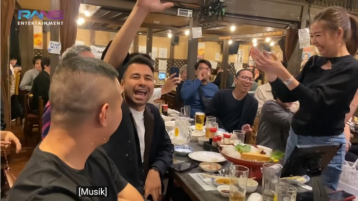 Raffi Ahmad dan Nagita Slavina ikut lelang tuna di restoran Taiko Chaya, Nihonbashi Bakurocho, Chuo-ku, Tokyo