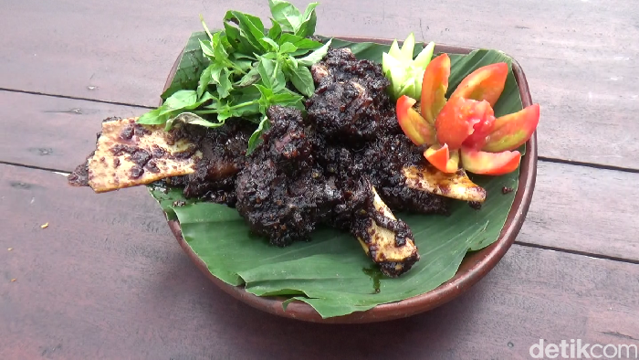 Lezatnya iga bakar bumbu rempah yang bisa dinikmati di tengah sawah area kaki Gunung Semeru