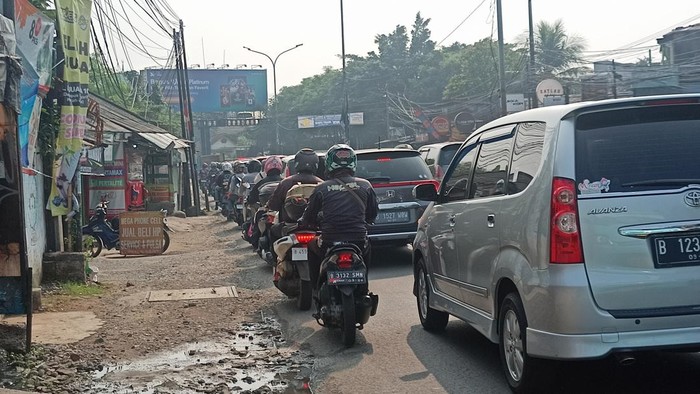 Macet di Ciputat arah Jakarta pagi ini