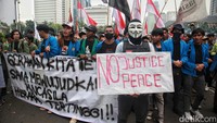 Massa mahasiswa menilai reformasi sudah melenceng jauh dari cita-cita awal dan dikuasai oligarki kekuasaan. 