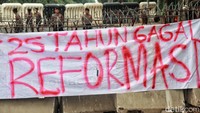 Aksi tersebut dalam memperingati 25 tahun reformasi. 