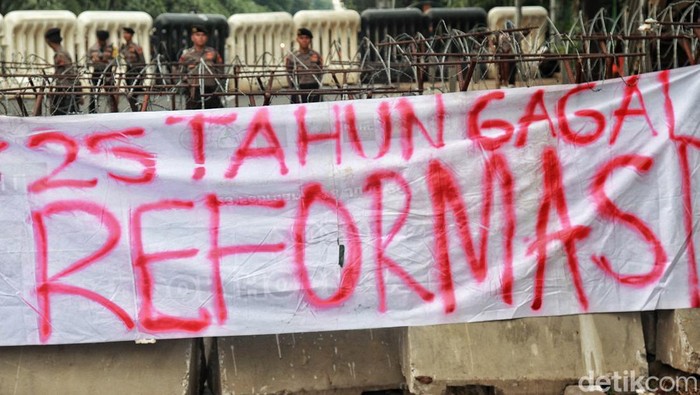 Mahasiswa Gelar Aksi 25 Tahun Reformasi di Kawasan Patung Kuda Dalam memperingati 25 tahun reformasi, massa mahasiswa melakukan aksi di kawasan patung kuda. Ini foto-fotonya.