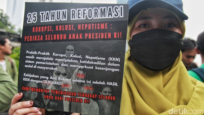 Dalam memperingati 25 tahun reformasi, massa mahasiswa melakukan aksi di kawasan patung kuda. Ini foto-fotonya.