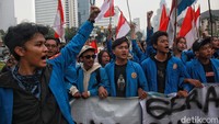 Mahasiswa dari berbagai kampus melakukan aksi unjuk rasa di kawasan Patung Kuda, Jl Medan Merdeka Barat, Jakarta, Kamis (25/5/2023).