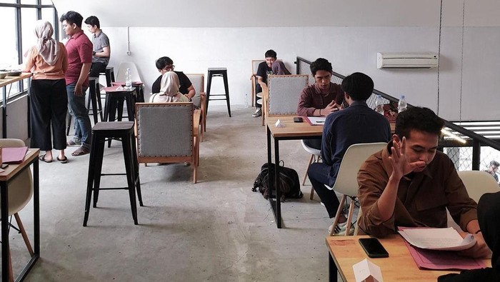 Mahasiswa saat nongkrong di Cafe Nomics FEB USU. (Foto Instagram @cafenomics)