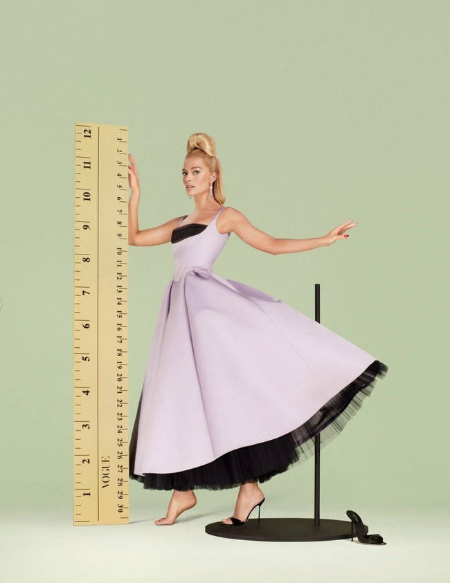 Margot Robbie mengatakan tak pernah memimpikan menjadi Barbie dalam sebuah film. Namun dia justru dipilih oleh sutradara Greta Gerwig untuk memerankannya. Foto: Instagram/@vogue