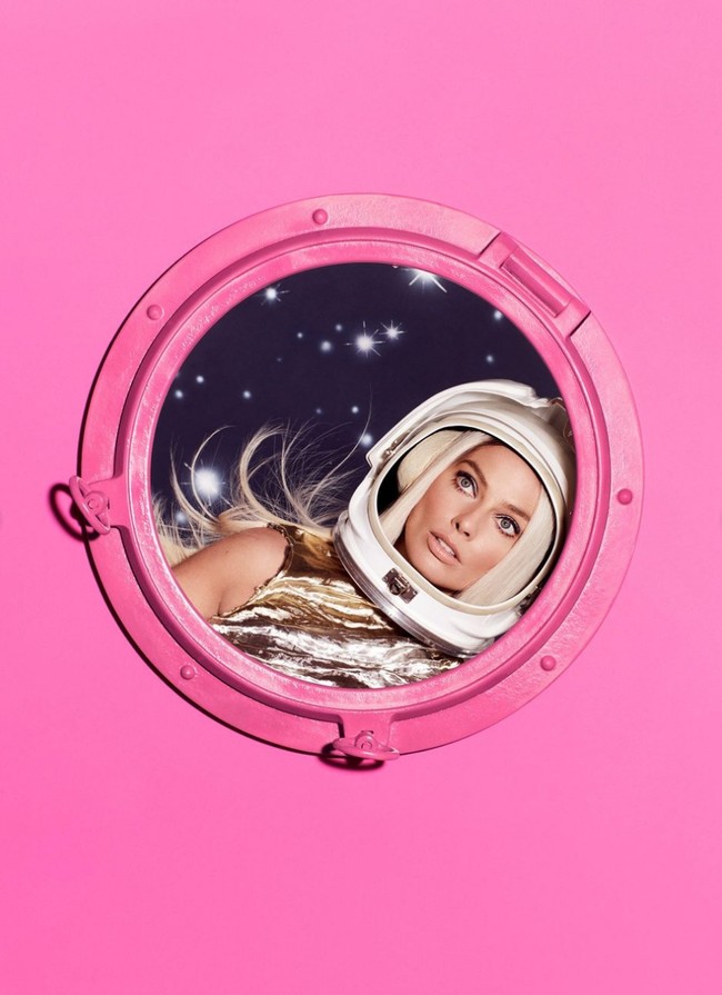 Aktris asal Australia ini juga tampil sebagai Barbie astronot. Dia tampak mengenakan baju emas metalik dan helm astronot warna off-white. Foto: Instagram/@vogue