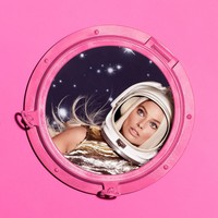 Aktris asal Australia ini juga tampil sebagai Barbie astronot. Dia tampak mengenakan baju emas metalik dan helm astronot warna off-white. Foto: Instagram/@vogue