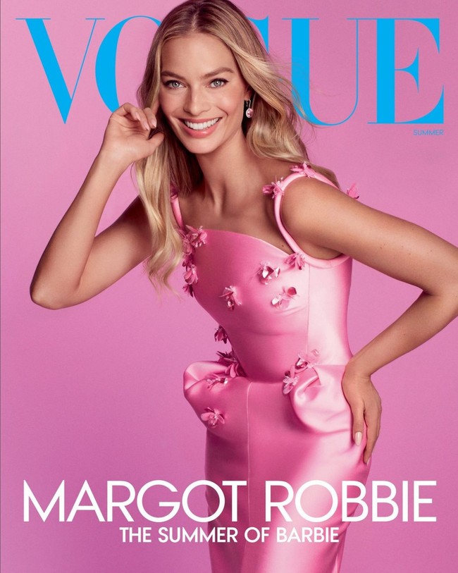 Margot Robbie tampil di sampul majalah Vogue edisi musim panas 2023 untuk promosi film terbarunya, ‘Barbie The Movie’. Aktris berambut pirang ini mengenakan gaun satin berhias aplikasi bunga tiga dimensi dari koleksi Versace. Foto: Instagram/@vogue