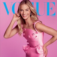 Margot Robbie tampil di sampul majalah Vogue edisi musim panas 2023 untuk promosi film terbarunya, ‘Barbie The Movie’. Aktris berambut pirang ini mengenakan gaun satin berhias aplikasi bunga tiga dimensi dari koleksi Versace. Foto: Instagram/@vogue