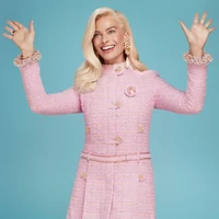 Wanita 32 tahun ini bergaya dengan berbagai busana chic, girlie hingga feminin. Penampilannya pun dipuji seperti boneka Barbie hidup. Dalam salah satu pose, dia mengenakan gaun tweed berwarna pink keluaran Chanel. Foto: Instagram/@vogue