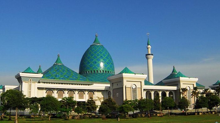 Mengutip situs Bappedalitbang Surabaya, rancang bangun atau desain bangunan MAS dikerjakan tim dari Institut Teknologi Sepuluh Nopember (ITS) Surabaya, bersama konsultan yang telah berpengalaman membangun masjid-masjid besar di Indonesia.