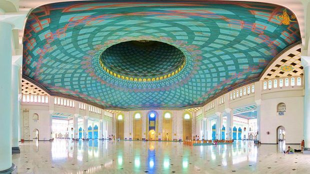 Mengutip situs Bappedalitbang Surabaya, rancang bangun atau desain bangunan MAS dikerjakan tim dari Institut Teknologi Sepuluh Nopember (ITS) Surabaya, bersama konsultan yang telah berpengalaman membangun masjid-masjid besar di Indonesia.