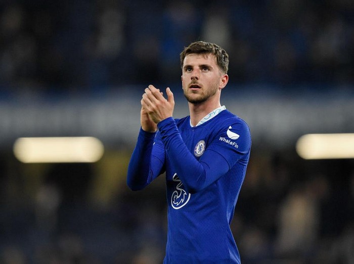 LONDON, ENGLAND - APRIL 18: Mason Mount of Chelsea FC looks dejected after the UEFA Champions League quarterfinal second leg match between Chelsea FC and Real Madrid at Stamford Bridge on April 18, 2023 in London, United Kingdom. (Photo by Vincent Mignott/DeFodi Images via Getty Images)