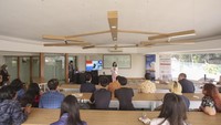 Program studi bisnis media dan komunikasi strategis memberikan pemahaman mendalam tentang peran media dalam dunia bisnis, sementara media digital dan sosial dalam komunikasi mempersiapkan mahasiswa untuk beroperasi dalam lingkungan komunikasi yang didominasi oleh platform digital dan media sosial. Selain itu, dalam bidang bisnis, UTS telah memperkenalkan jurusan kewirausahaan kreatif digital dan acara. Di era dimana teknologi digital dan kreativitas menjadi kekuatan pendorong dalam dunia bisnis, jurusan ini menggabungkan pemahaman tentang kewirausahaan dengan pengetahuan tentang industri kreatif dan manajemen acara.