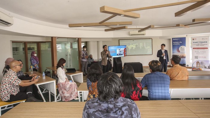 Pro Vice-Chancellor (Global Partnerships) Leo Mian Liu memberikan penjelasan terkait University of Technology Sydney di USG Education, Jakarta, Kamis (25/5/2023). University of Technology Sydney (UTS) Sydney memiliki jurusan-jurusan baru yang relevan dan memungkinkan mahasiswa untuk mempelajari bidang-bidang yang sedang berkembang pesat seperti Teknologi Informasi (TI), untuk kuliah di UTS Sydney UIC membuka program kuliah 8 bulan di Indonesia dan melanjutkannya di Sydney.