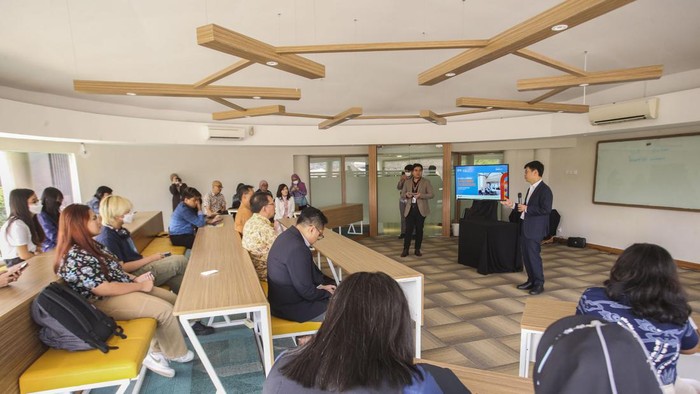 Pro Vice-Chancellor (Global Partnerships) Leo Mian Liu memberikan penjelasan terkait University of Technology Sydney di USG Education, Jakarta, Kamis (25/5/2023). University of Technology Sydney (UTS) Sydney memiliki jurusan-jurusan baru yang relevan dan memungkinkan mahasiswa untuk mempelajari bidang-bidang yang sedang berkembang pesat seperti Teknologi Informasi (TI), untuk kuliah di UTS Sydney UIC membuka program kuliah 8 bulan di Indonesia dan melanjutkannya di Sydney.