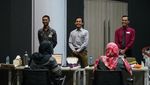 Mau Lihat Calon Pramugari & Pramugara Kereta Cepat? Nih Penampakannya