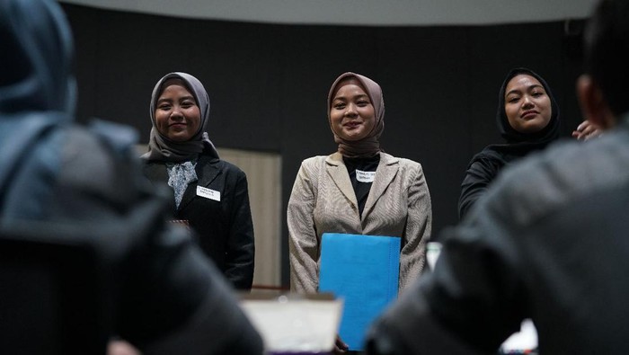 Mau Lihat Calon Pramugari & Pramugara Kereta Cepat? Nih Penampakannya KCIC melaksanakan walk in interview terhadap calon Passenger Service Kereta Api Cepat Jakarta Bandung di Kantor Pusat KCIC di Stasiun Halim. Ini para calonnya.