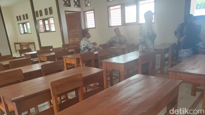 Meja dan kursi baru untuk sekolah terdampak gempa dahsyat Cianjur