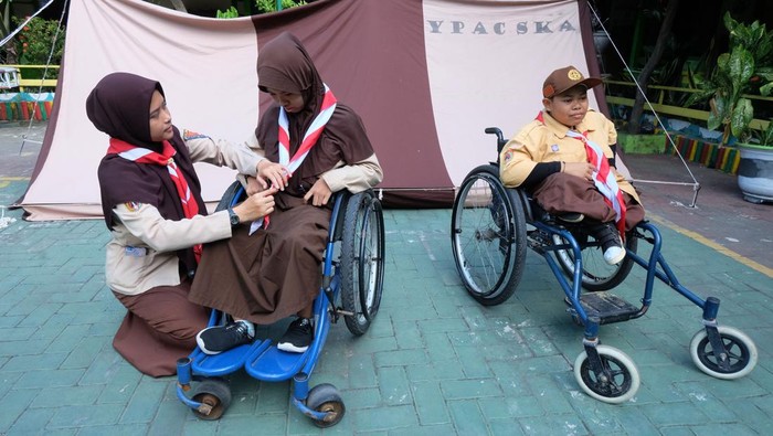 Siswa Yayasan Pembinaan Anak Cacat (YPAC) Solo mengikuti perlombaan saat kegiatan kemah pramuka di sekolah setempat, Solo, Jawa Tengah, Kamis (25/5/2023). Kegiatan yang diikuti 130 siswa tersebut bertujuan untuk melatih kepercayaan diri, rasa tanggung jawab dan kemandirian para peserta kemah pramuka. ANTARAFOTO/Maulana Surya/aww.