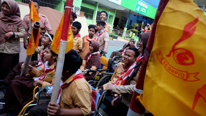 Siswa Yayasan Pembinaan Anak Cacat (YPAC) Solo mengikuti perlombaan saat kegiatan kemah pramuka di sekolah setempat, Solo, Jawa Tengah, Kamis (25/5/2023). Kegiatan yang diikuti 130 siswa tersebut bertujuan untuk melatih kepercayaan diri, rasa tanggung jawab dan kemandirian para peserta kemah pramuka. ANTARAFOTO/Maulana Surya/aww.