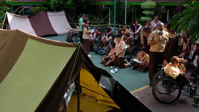 Melihat Kegiatan Kemah Pramuka Siswa YPAC Solo di Sekolahan Siswa Yayasan Pembinaan Anak Cacat (YPAC) Solo mengikuti perlombaan saat kegiatan kemah pramuka di sekolah setempat, Solo, Jawa Tengah, Kamis (25/5/2023). Kegiatan yang diikuti 130 siswa tersebut bertujuan untuk melatih kepercayaan diri, rasa tanggung jawab dan kemandirian para peserta kemah pramuka. ANTARAFOTO/Maulana Surya/aww.