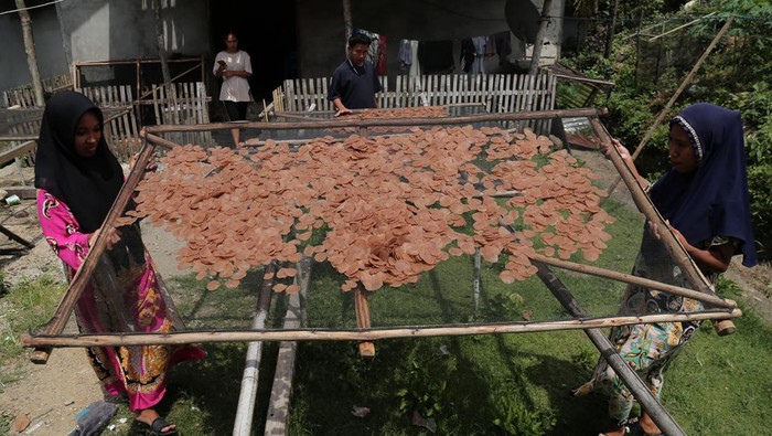 Melihat Produksi Kerupuk Kamplang Khas Pulau Bacan Warga suku Bajo menjemur kerupuk kamplang di Desa Bajo Sangkuang, Pulau Bacan, Kabupaten Halmahera Selatan, Maluku Utara, Rabu (24/5/2023). Kerupuk kamplang yang berbahan dasar ikan tuna dan sagu itu merupakan salah satu cemilan khas Pulau Bacan yang dijual Rp20 ribu per kilogramsampaiRp30 ribu per kilogram yang dipasarkan hingga Ternate dan Manado. ANTARA FOTO/Andri Saputra/aww.