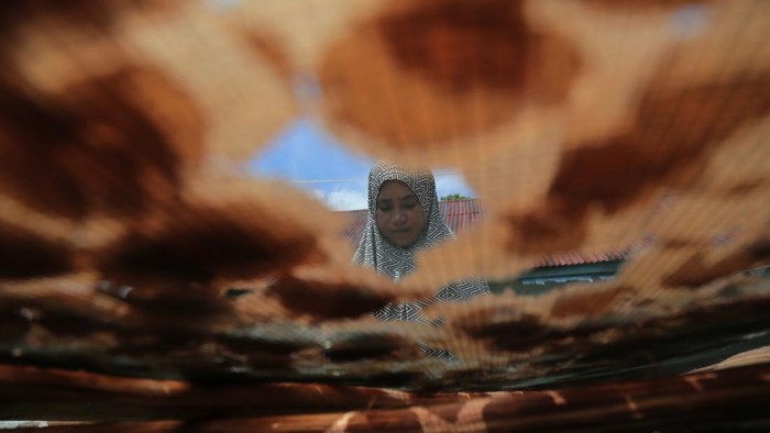 Melihat Produksi Kerupuk Kamplang Khas Pulau Bacan Warga suku Bajo menjemur kerupuk kamplang di Desa Bajo Sangkuang, Pulau Bacan, Kabupaten Halmahera Selatan, Maluku Utara, Rabu (24/5/2023). Kerupuk kamplang yang berbahan dasar ikan tuna dan sagu itu merupakan salah satu cemilan khas Pulau Bacan yang dijual Rp20 ribu per kilogramsampaiRp30 ribu per kilogram yang dipasarkan hingga Ternate dan Manado. ANTARA FOTO/Andri Saputra/aww.