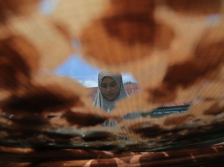 Melihat Produksi Kerupuk Kamplang Khas Pulau Bacan