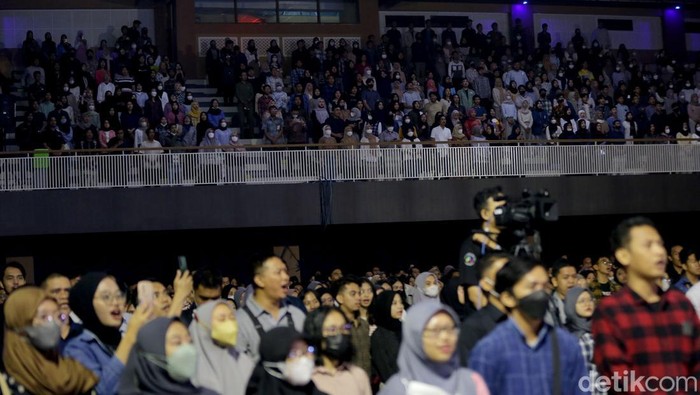 Antusias arek-arek Suroboyo patut diacungi jempol. Mereka yang ingin hadir di acara #DemiIndonesia Goes To Campus UNAIR membludak, sampe-sampe lesehan di depan panggung, Kamis (25/5/2023).