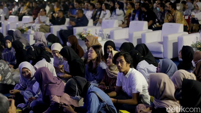 Antusias arek-arek Suroboyo patut diacungi jempol. Mereka yang ingin hadir di acara #DemiIndonesia Goes To Campus UNAIR membludak, sampe-sampe lesehan di depan panggung, Kamis (25/5/2023).