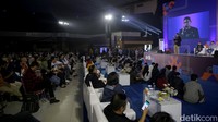 Antusias arek-arek Suroboyo patut diacungi jempol. Mereka yang ingin hadir di acara #DemiIndonesia Goes To Campus Unair membludak, bahkan sampai lesehan di depan panggung. 