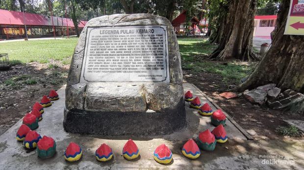 Batu yang bertuliskan sejarah Pulau Kemaro