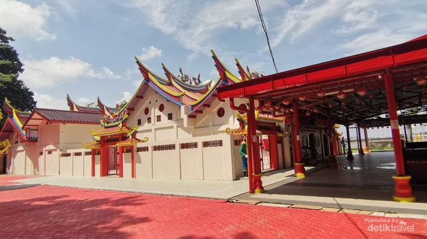 Bangunan Klenteng Hok Tjing Rio yang ramai dikunjungi untuk berdoa saat Imlek dan Cap Go Meh