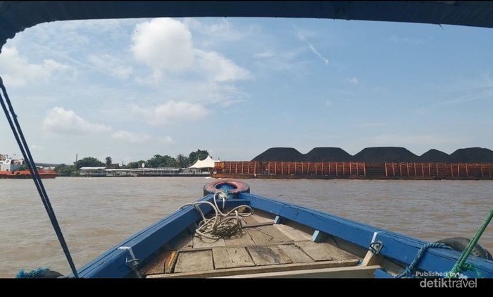 Cobain Deh, Berperahu Menyusuri Sungai Musi Saat di Palembang