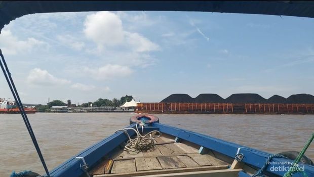 Kapal tongkang membawa batubara