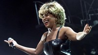 Tina Turner menerima tepuk tangan setelah tampil pada malam penutupan tur konsernya Twenty Four Seven, di arena Arrowhead Pond di Anaheim, California, AS, 6 Desember 2000. REUTERS/Rose Prouser  
