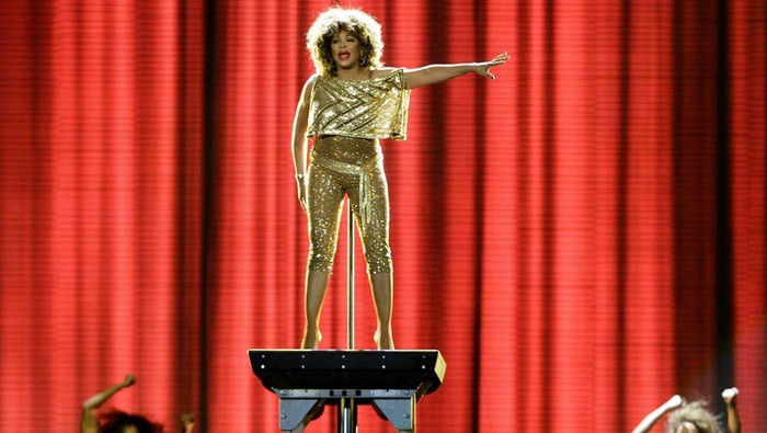 Mengenang Aksi Panggung Tina Turner Sang Ratu Rock n Roll FILE PHOTO: U.S. singer Tina Turner performs at the O2 Arena in London March 3, 2009. REUTERS/Stefan Wermuth/File Photo