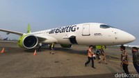Pesawat Airbus A220-300 tiba di Jakarta dalam rangka tur demonstrasi Asia Tenggara. Pesawat yang datang itu dioperasikan airBaltic. Foto: (Putu Intan/detikcom)