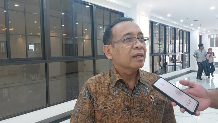 Menteri Sekretariat Negara (Mensesneg) Pratikno mendatangi kantor Pengurus Besar Nahdlatul Ulama (PBNU) di Jakarta Pusat. Pratikno mendatangi kantor PBNU untuk bertemu Ketum PBNU Yahya Cholil Staquf.